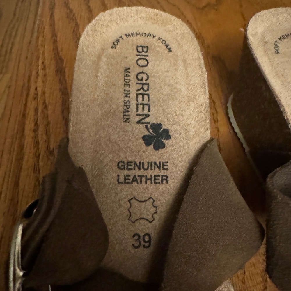 BIO Green Made in Spain Brown Suede Wedge Sandal Gold Buckle Size 39 8.5 - Picture 3 of 6